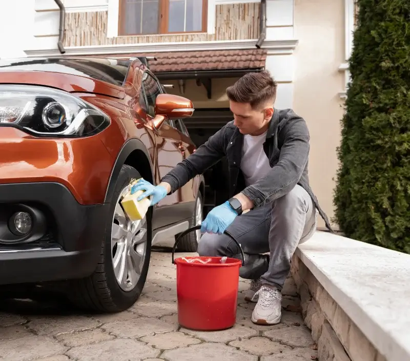 Lavage auto à domicile Lédat : professionnel intervenant sur un véhicule